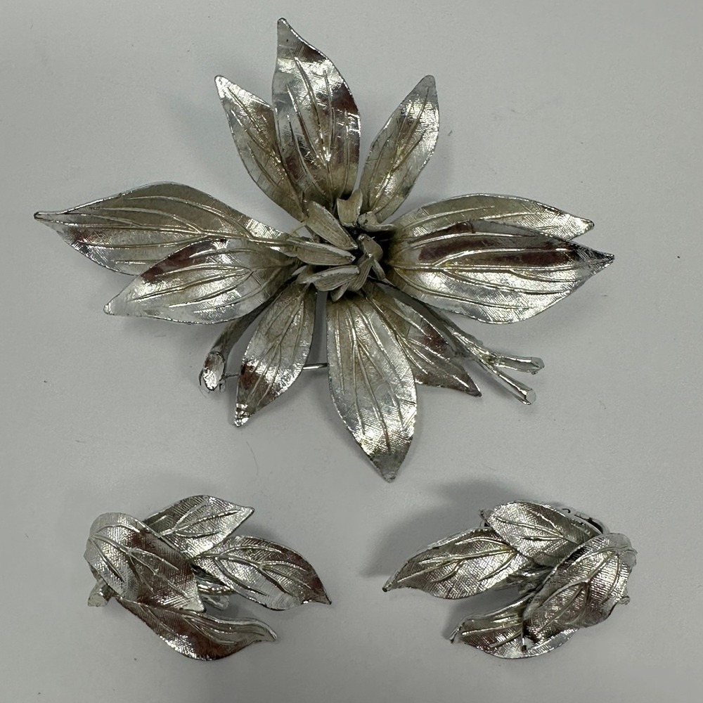 Vintage Lisner Silver Tone Textured Leaf Flower Brooch and Clip On Earrings Set